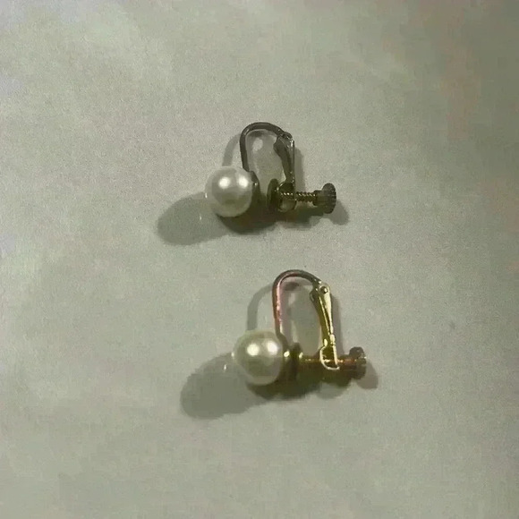 Vintage Single Faux Pearl Hinge Clip-on Earrings - Picture 1 of 3